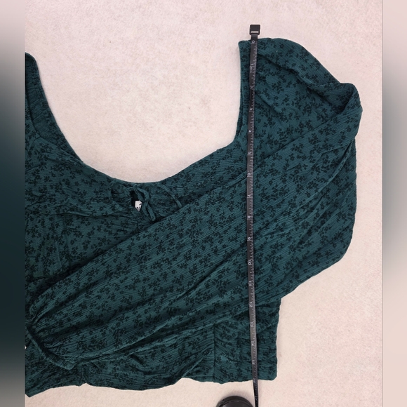 Hollister Green Floral Ruched Cropped Babydoll Top Women's Size Medium - Picture 6 of 9